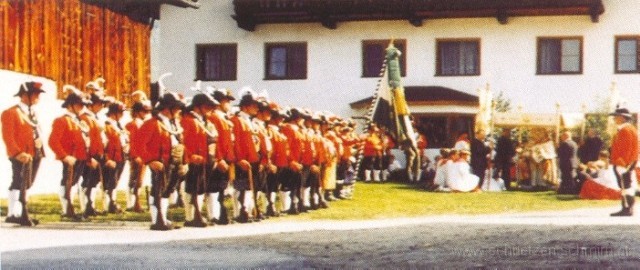 1995-Prozession.jpg - 1995 - Prozession. Aufstellung zwischen Waldeler, Peterer und altem Gemeindehaus.
