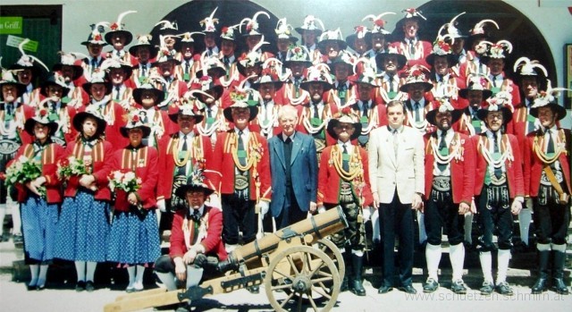 1995-Schuetzen.JPG - 1995 - Die Schuetzenkompanie Schmirn mit Pfarrer Dietmar Meltzer und Bgm. Vinzenz Eller.