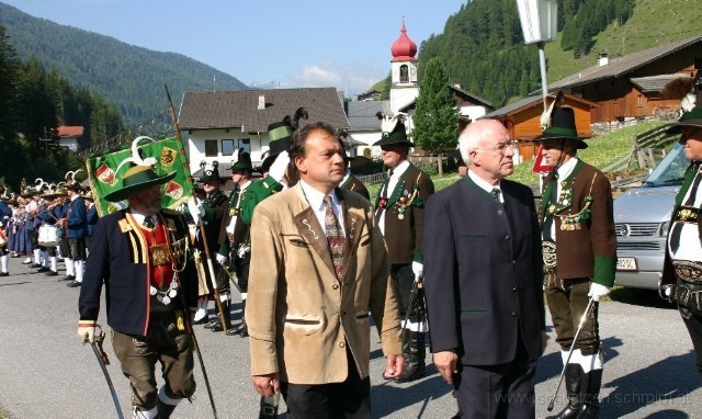 2006-07-16-BataillonsfestSchmirn.jpg - 16. Juli 2006 - Battaillonsschützenfest in Schmirn. LKdt. Otto Sarnthein, Bgm. Vinzenz Eller, LH Herwig van Staa.