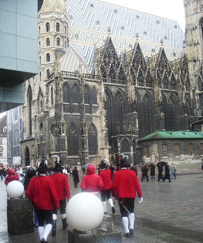 2008-01-27_01-AntretenAmStephansplatz.jpg - 27. Jaenner 2008 - Eine Fahnenabordnung reist nach Wien zum Tirolerball, der von der Region Wipptal organisiert wurde. Es wurde auch ein Gedenktafel an Maria Maultasch, Gräfin von Tirol eingeweiht. Am Andreas-Hofer-Denkmal wurde ein Kranz niedergelegt. Abschliessend wurde eine Hl. Messe im Stephansdom gefeiert. Dann marschierten wir über die Kärntnerstrasse zur Staatsoper.
