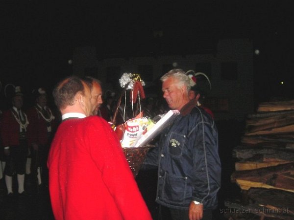 2004-09-14-Karl60-04.JPG - 14.9.2004 - Obmann und Stellvertreter gratulieren dem Hauptmann.Jenewein Robert, Auer Reinhold, Hofer Karl.
