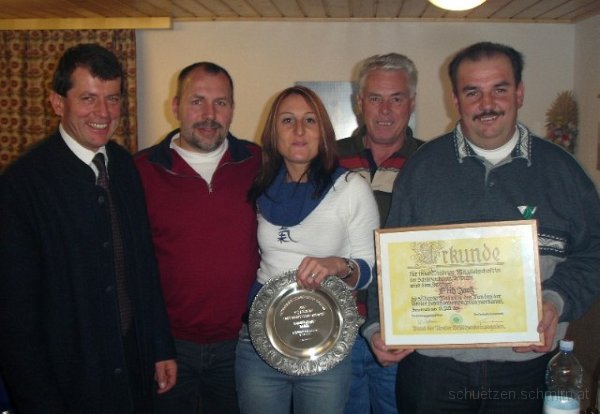 2004-11-Ehrungen3.jpg - Nov. 2004 - Fähnrich Hoertnagl Lambert - Obm. Auer Reinhold - Auer Raffaela - Hptm. Hofer Karl - Zach Fritz