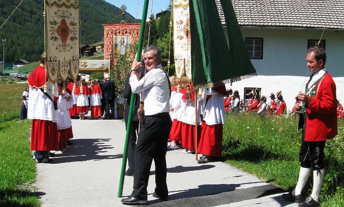 IMG_0075-Prozession.jpg - Foto: Ernst Jenewein, Juni 2009