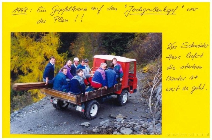1998-10-01a.jpg - Oktober 1998 - Die Schützenkompanie Schmirn errichtet ein Gipfelkreuz am Jochgrubenkopf.