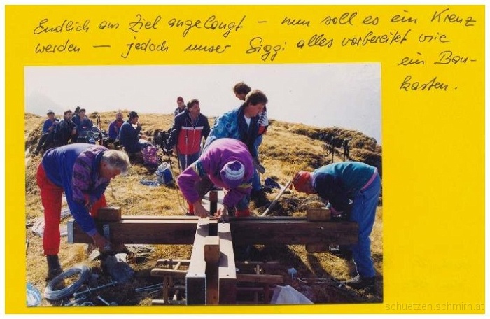 1998-10-03a.jpg - Oktober 1998 - Die Schützenkompanie Schmirn errichtet ein Gipfelkreuz am Jochgrubenkopf.